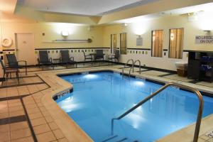 斯特拉斯堡斯特拉斯堡谢南多厄河谷费尔菲尔德套房酒店的在酒店房间的一个大型游泳池