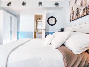埃德蒙顿Hotel-Like stay!的白色卧室配有一张带白色枕头的大床