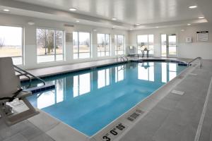 奥什科什TownePlace Suites by Marriott Oshkosh的大楼内一个蓝色的大型游泳池