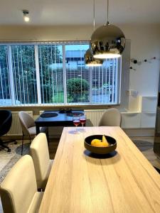 雷克雅未克Cosy one bedroom apartment in Reykjavík的用餐室配有木桌,上面放着一碗水果