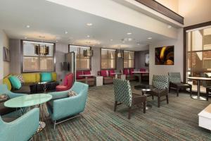 拉斯维加斯拉斯维加斯机场原住客栈酒店的酒店大堂设有色彩缤纷的家具和桌椅