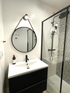 格丁尼亚Zatoka spokoju的一间带水槽和镜子的浴室