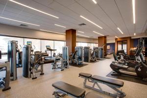 休斯顿休斯顿乔治布什洲际机场万豪酒店的健身房设有跑步机和椭圆机