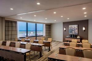 休斯顿休斯顿乔治布什洲际机场万豪酒店的一个带桌椅的会议室和海洋