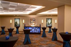 休斯顿休斯顿乔治布什洲际机场万豪酒店的一间会议室,桌子上放着蓝色花瓶