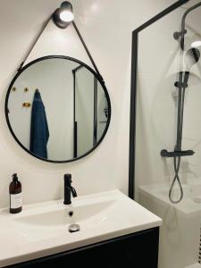 格丁尼亚Zatoka spokoju的一间带水槽和镜子的浴室