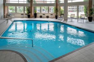 亨廷顿Delta Hotels Huntington Downtown的大楼里一个蓝色的大泳池