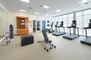 德克萨斯城SpringHill Suites by Marriott Texas City的一间健身房,里面设有跑步机和椭圆机