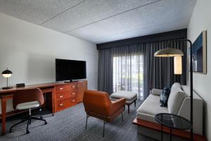 圣安东尼奥圣安东尼奥市中心万怡酒店的带沙发和电视的客厅