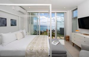 百慕大Azura Bermuda的一间卧室配有一张床,享有海景