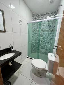 阿拉亚尔-杜卡布Águas Rasas - Flats的带淋浴、卫生间和盥洗盆的浴室