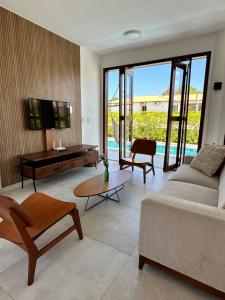 皮帕Casa Ibiza - Pipa ''Luxurious 3-Bedroom Villa with pool''的客厅配有沙发和桌子