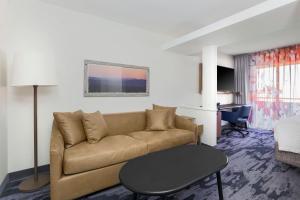 圣何塞费尔菲尔德客栈及圣何塞机场万豪套房酒店的客厅配有沙发和桌子