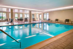 塔拉哈西北塔拉哈西庭院酒店/I-10首府环路的一座蓝色海水的大型游泳池