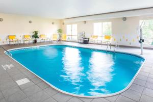 南本德南本德米沙沃卡费尔菲尔德酒店和套房的游泳池位于酒店客房内,配有桌椅