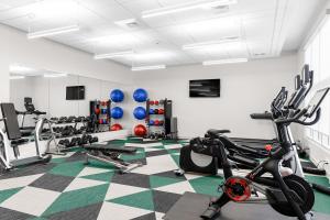 纳什维尔Element Nashville Airport的健身房设有跑步机,健身房提供健身自行车