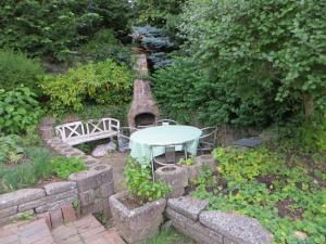 奥胡斯弗雷登斯万度假屋的一个带桌子和砖墙的花园