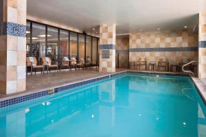 奥斯汀奥斯丁市区/会展中心万怡酒店的一座配有桌椅的酒店游泳池