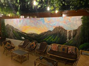 孟买Forrest Hostels的山前的壁画,带椅子
