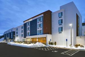 克伦威尔SpringHill Suites by Marriott Hartford Cromwell的前面有雪的酒店大楼