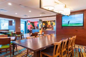 西门罗Fairfield Inn & Suites by Marriott West Monroe的用餐室配有大型木桌和椅子