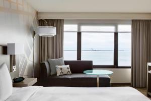 伯林格姆旧金山机场万豪水岸酒店的一间卧室配有一张床、一张沙发和一张桌子