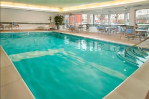 弗雷德里克Fairfield Inn & Suites by Marriott Frederick的一座蓝色海水的大型游泳池