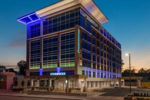 布法罗Residence Inn by Marriott Buffalo Downtown的蓝色灯光的建筑的 ⁇ 染