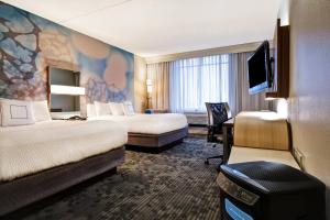 路易斯威尔路易斯维尔机场万怡酒店的酒店客房设有两张床和一台平面电视。
