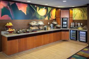 安克雷奇Fairfield Inn & Suites by Marriott Anchorage Midtown的餐厅厨房配有带食物的柜台