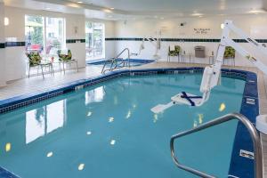 安克雷奇Fairfield Inn & Suites by Marriott Anchorage Midtown的蓝色水的酒店客房的游泳池