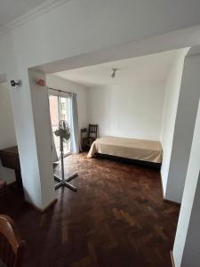 科尔多瓦Viaggiato Carlucci的一间卧室配有一张床和一个风扇