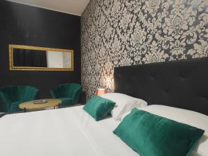 巴里Cavaliere Suite的卧室配有带绿色枕头的白色床