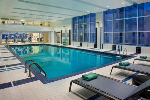 卡尔加里卡尔加里机场万豪原住酒店的大楼内一个蓝色的大型游泳池