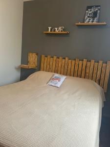 科尔多瓦Viaggiato Carlucci的卧室内的一张床位,