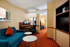 贝德福德公园芝加哥中途机场费尔菲尔德客栈&套房酒店的酒店客房配有蓝色的沙发和书桌