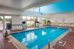 贝德福德公园芝加哥中途机场费尔菲尔德客栈&套房酒店的蓝色的大游泳池,位于酒店客房内