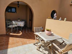 Playa del HombreEstudio Brisa Canaria的客厅配有桌椅、桌子和桌子。