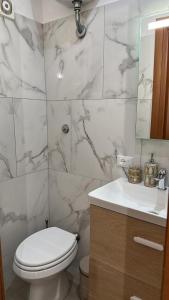 罗马ANNA'S APARTMENT的白色的浴室设有卫生间和水槽。