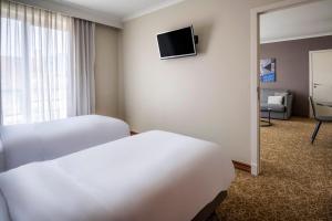布鲁塞尔布鲁塞尔万豪行政公寓的酒店客房设有两张床和一台平面电视。
