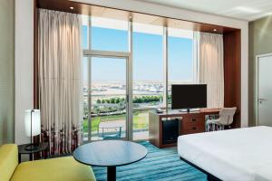 迪拜Aloft Dubai South的酒店客房设有一张床和一个大窗户