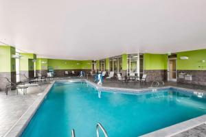 贝灵厄姆万豪贝林翰春季山丘套房酒店的在酒店房间的一个大型游泳池