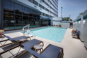 奥斯汀奥斯丁大学区万怡酒店的建筑物一侧的游泳池