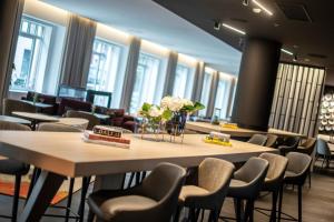 布鲁塞尔布鲁塞尔万丽酒店的一间带大桌子和椅子的用餐室