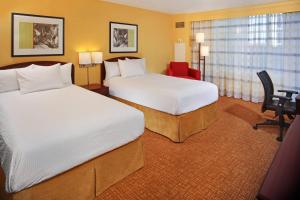 巴尔的摩巴尔的摩市中心/内港万怡酒店的酒店客房配有两张床和一张书桌