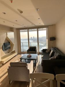 伊斯坦布尔Ottomare Suites sea, view, pool, gym的客厅配有沙发和桌子