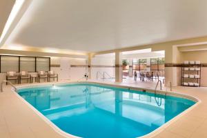 布卢明顿Courtyard by Marriott Bloomington Normal的在酒店房间的一个大型游泳池