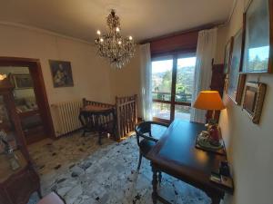 PonteranicaVilla Bice in Maresana的客厅配有桌子和吊灯