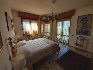 PonteranicaVilla Bice in Maresana的一间卧室设有一张大床和窗户。