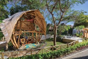 努沙杜瓦巴厘岛努沙杜瓦花园万豪酒店的一座大型竹楼,屋顶在公园里